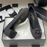 Women's Dark Grey Denim Diamond-Quilted Camellia Chunky Heel Pumps |G32166