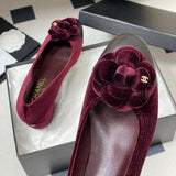 Women's Burgundy Velvet Camellia-Embellished Chunky Heel Pumps |G32166